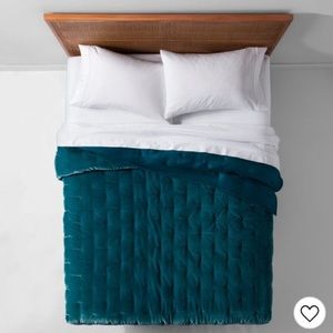 Opalhouse Target tufted Teal Velvet comforter (full/queen)
